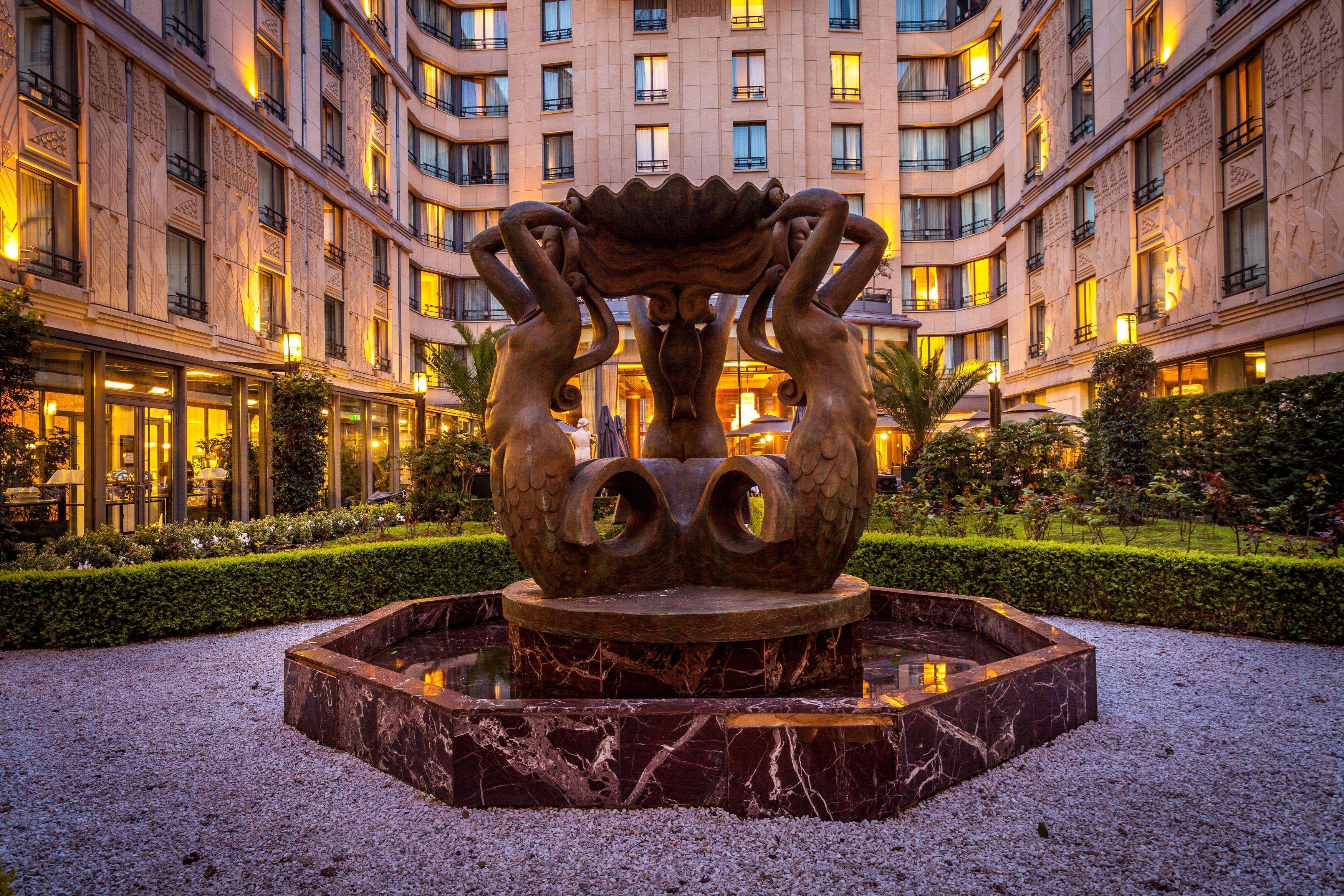 호텔 뒤 컬렉션네어 아크 드 트리옹프 파리 외부 사진 Fountain at the Four Seasons Hotel