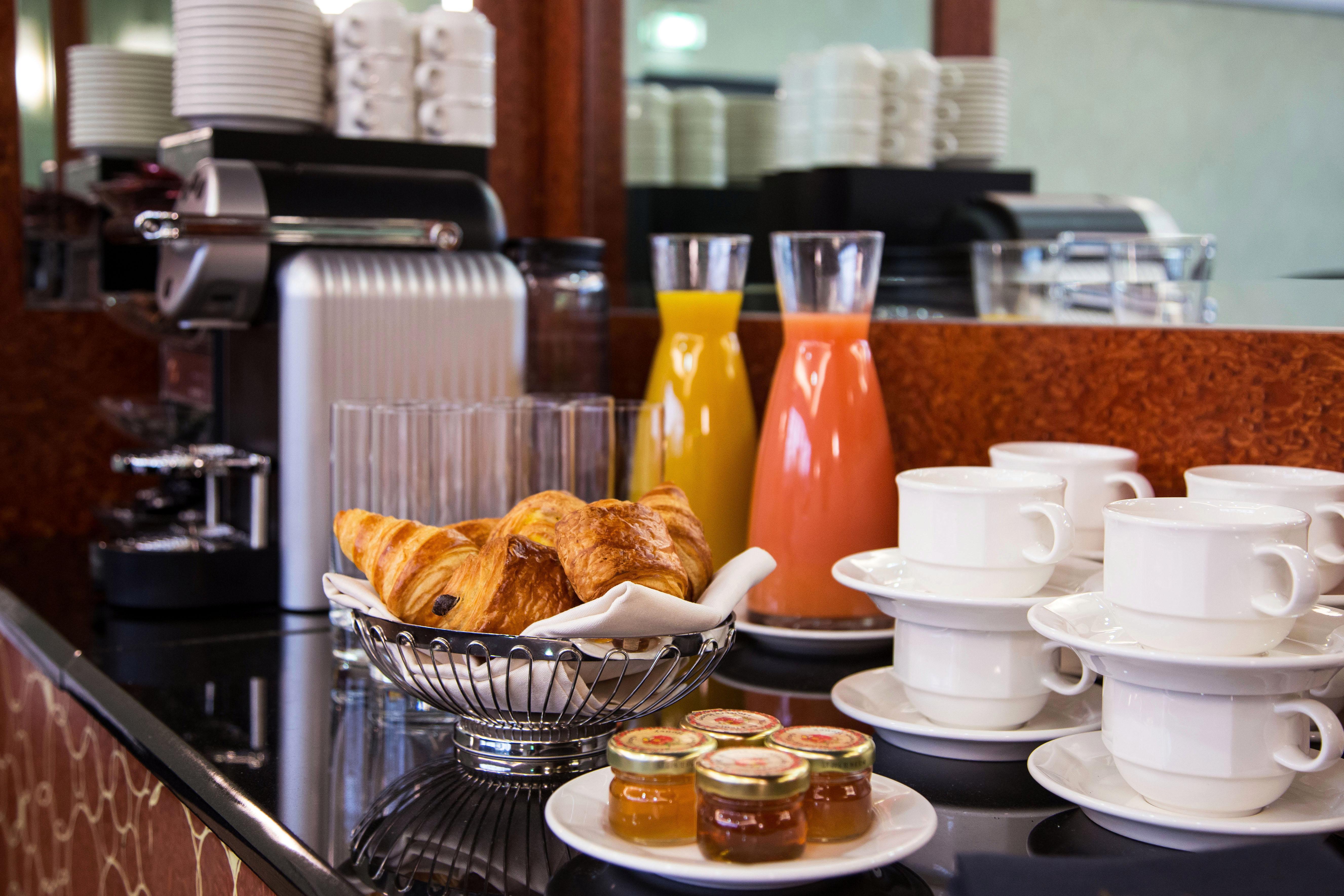 호텔 뒤 컬렉션네어 아크 드 트리옹프 파리 외부 사진 A typical breakfast buffet
