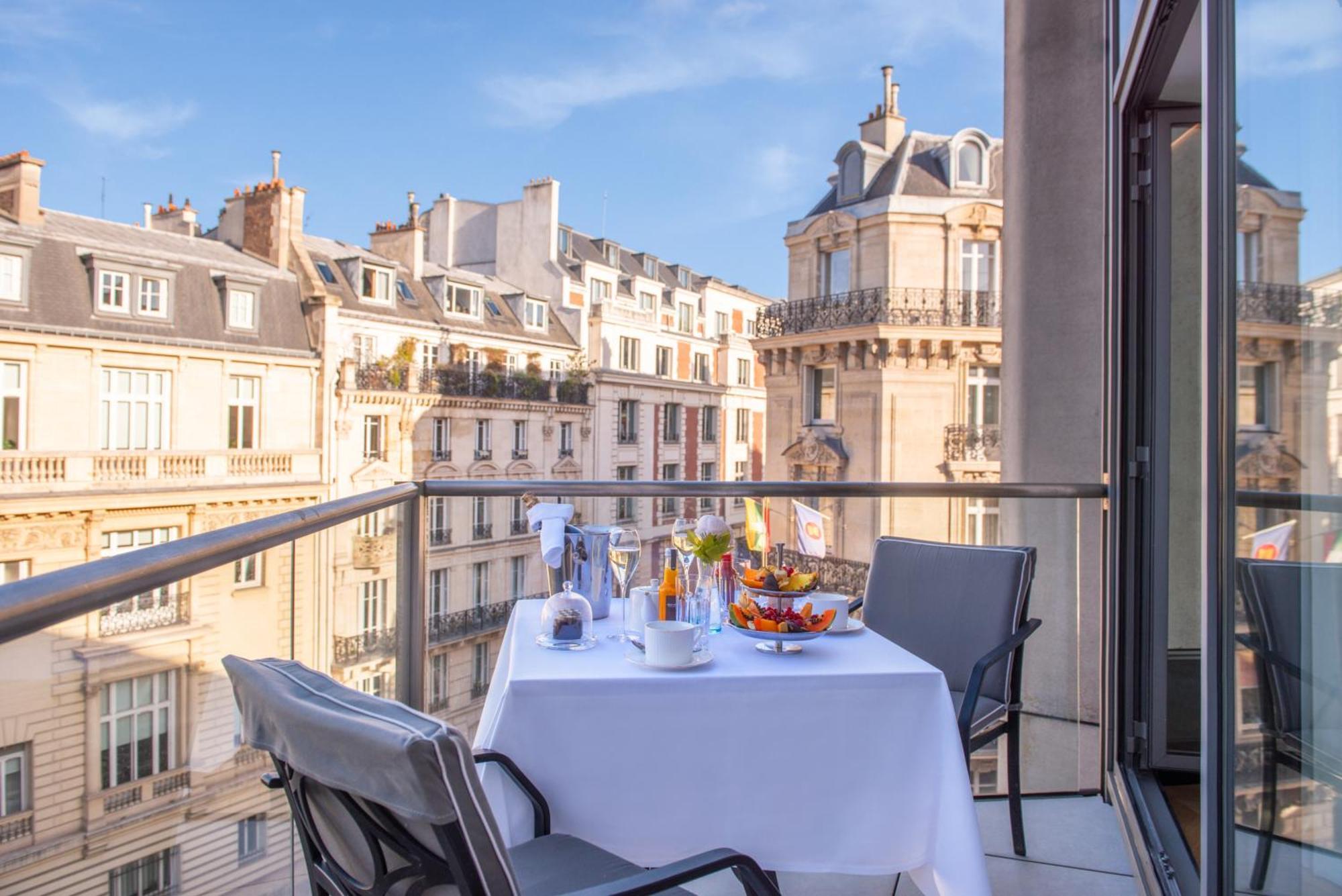 호텔 뒤 컬렉션네어 아크 드 트리옹프 파리 외부 사진 A balcony in Paris