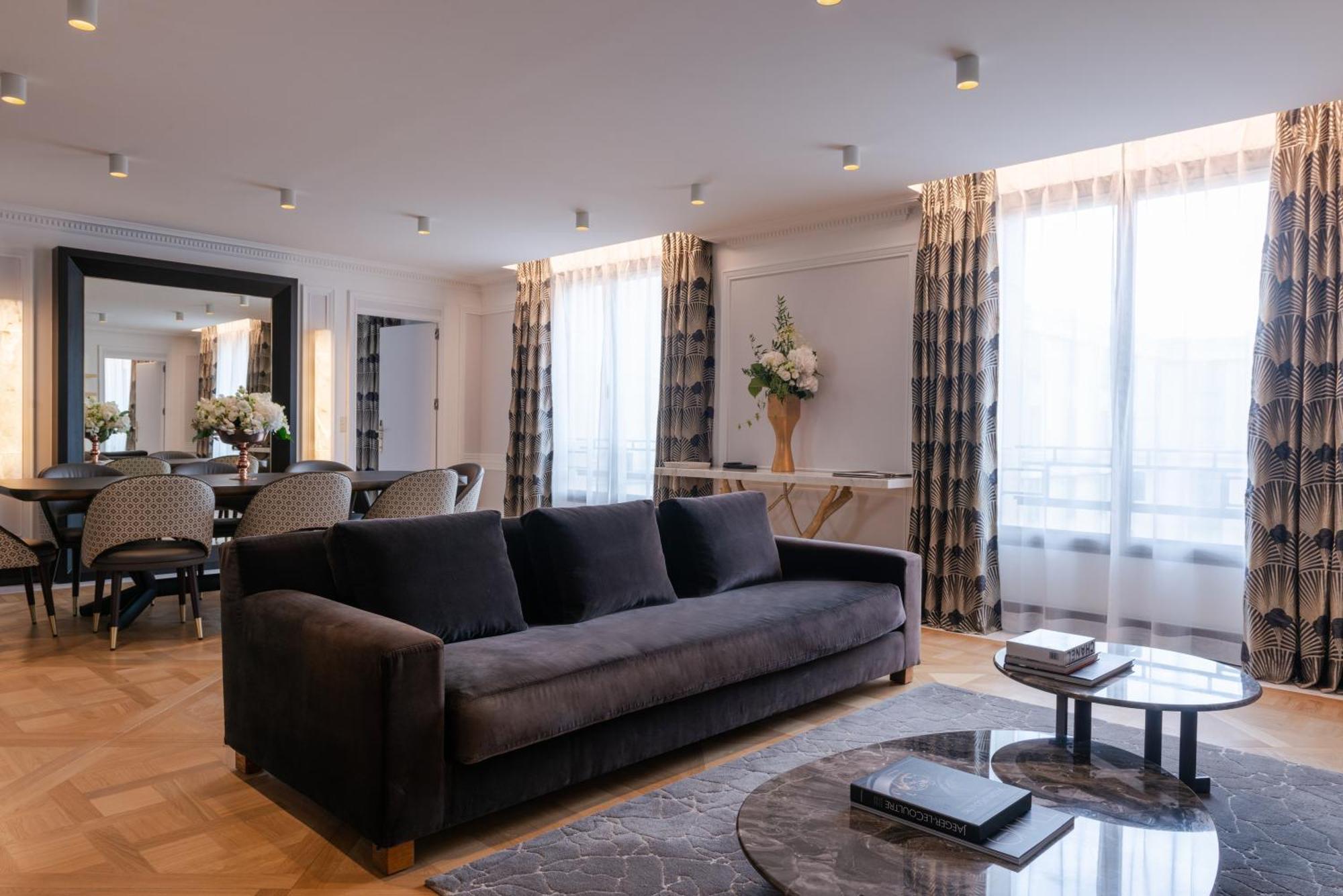 호텔 뒤 컬렉션네어 아크 드 트리옹프 파리 외부 사진 A living room in a Paris apartment