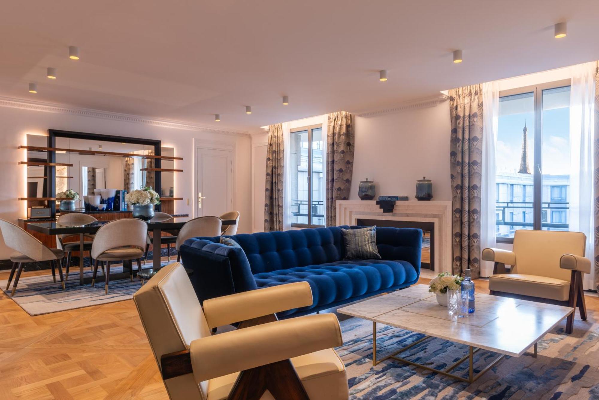 호텔 뒤 컬렉션네어 아크 드 트리옹프 파리 외부 사진 The interior of a suite at the hotel