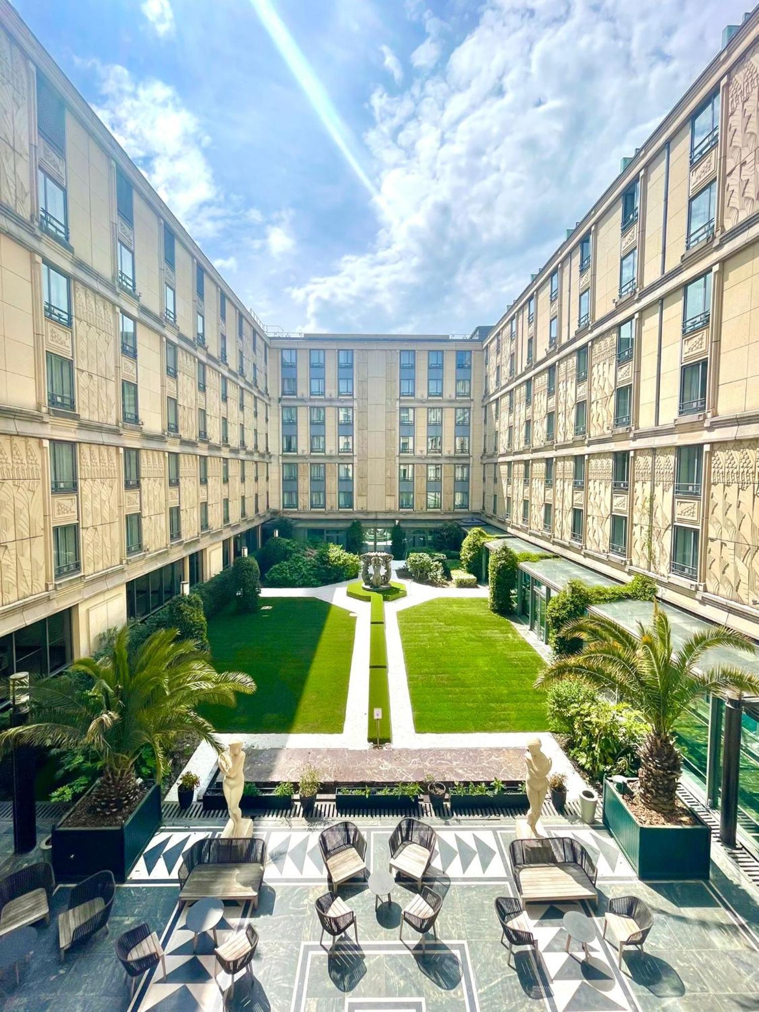 호텔 뒤 컬렉션네어 아크 드 트리옹프 파리 외부 사진 The courtyard of the hotel